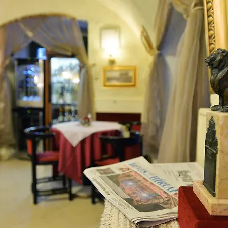 Senator Haz Эгер