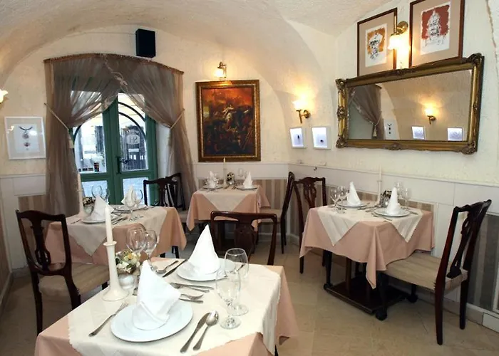 Senator Haz Hotell Eger