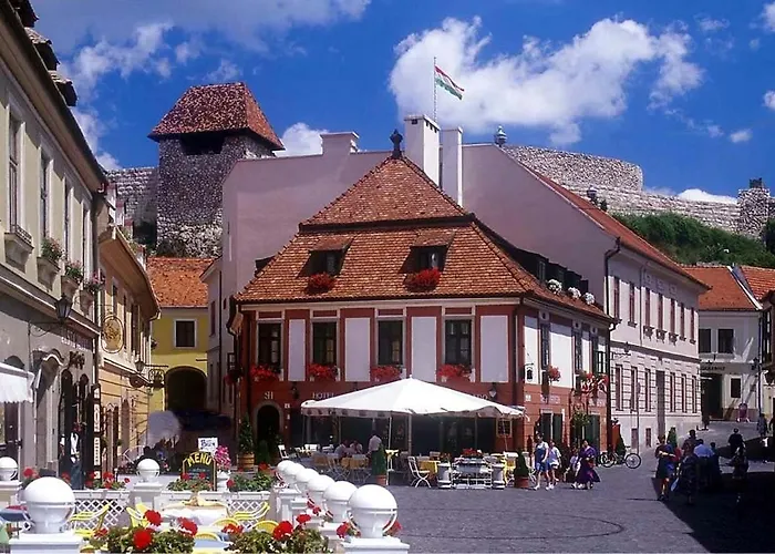 Senator Haz Hotell Eger